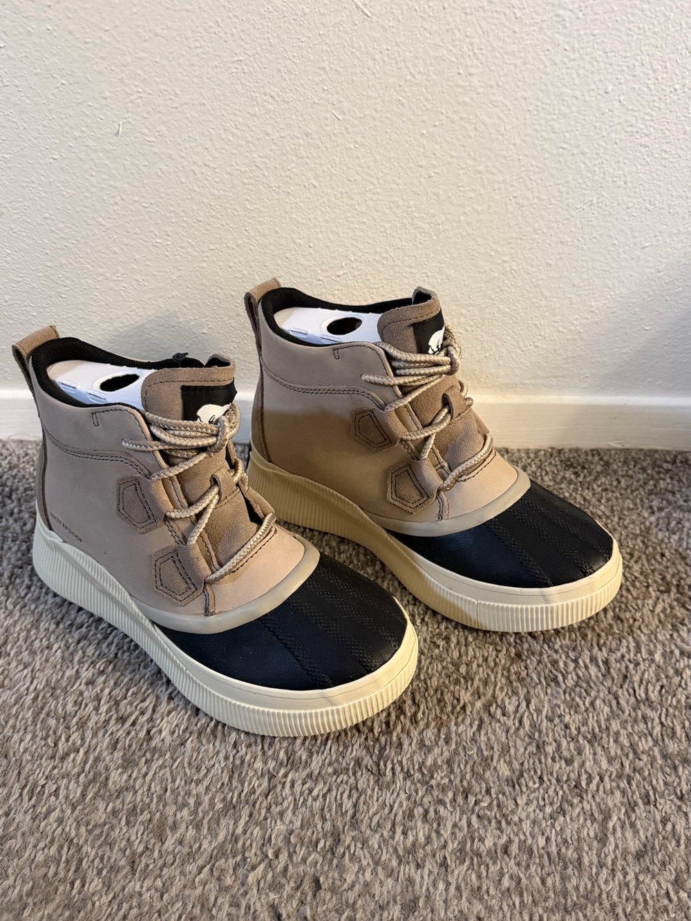 NWT Sorel Women’s Out N About Classic IV - size 7, Omega Taupe / Black